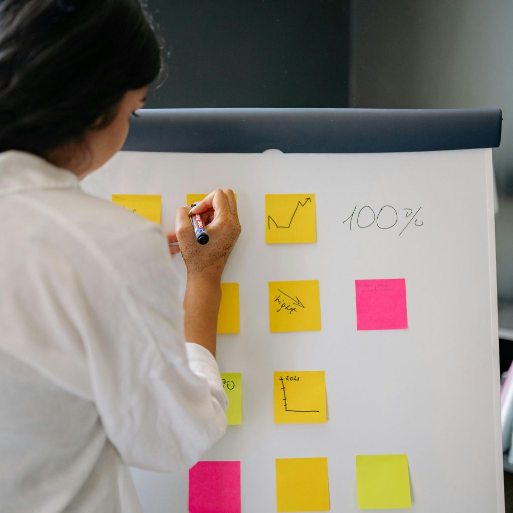 Femme mettant en place une stratégie marketing